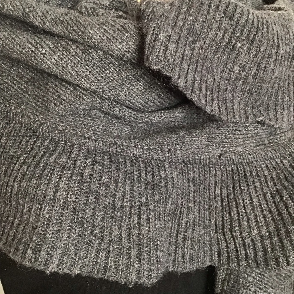 Women’s Elegant Gray Shawl - Picture 3 of 5
